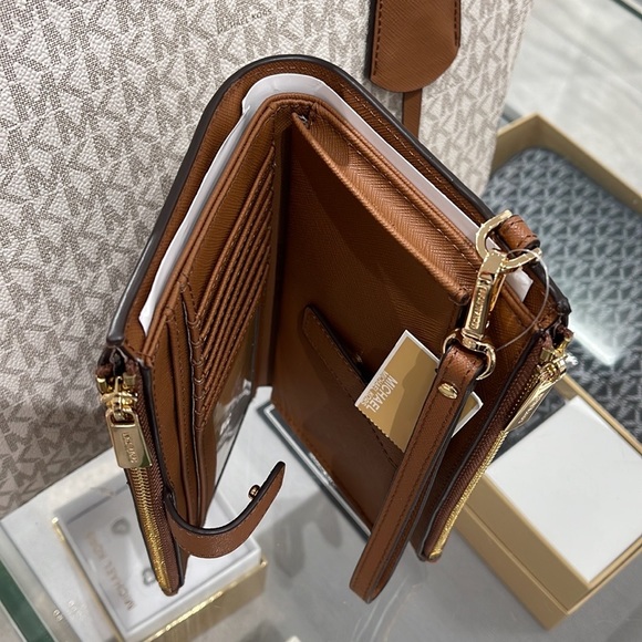 MICHAEL KORS LARGE DOUBLE ZIP WRISTLET WALLET PHONE CASE CLUTCH 
Luggage - Picture 7 of 16